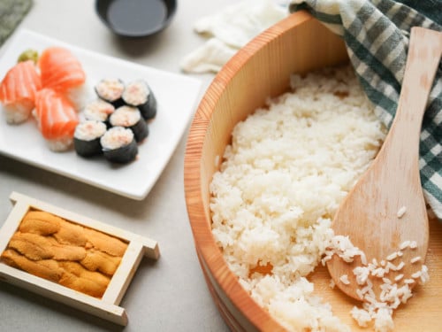 https://www.hungryhuy.com/wp-content/uploads/sushi-rice-in-hangiri-500x375.jpg