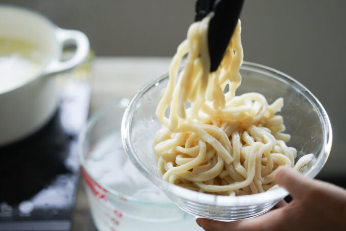 taking udon out of ice bath