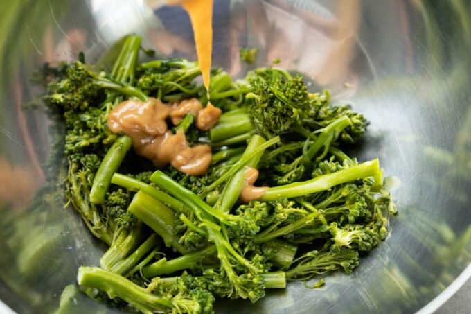 broccolini assaisonné froid avec sauce au sésame