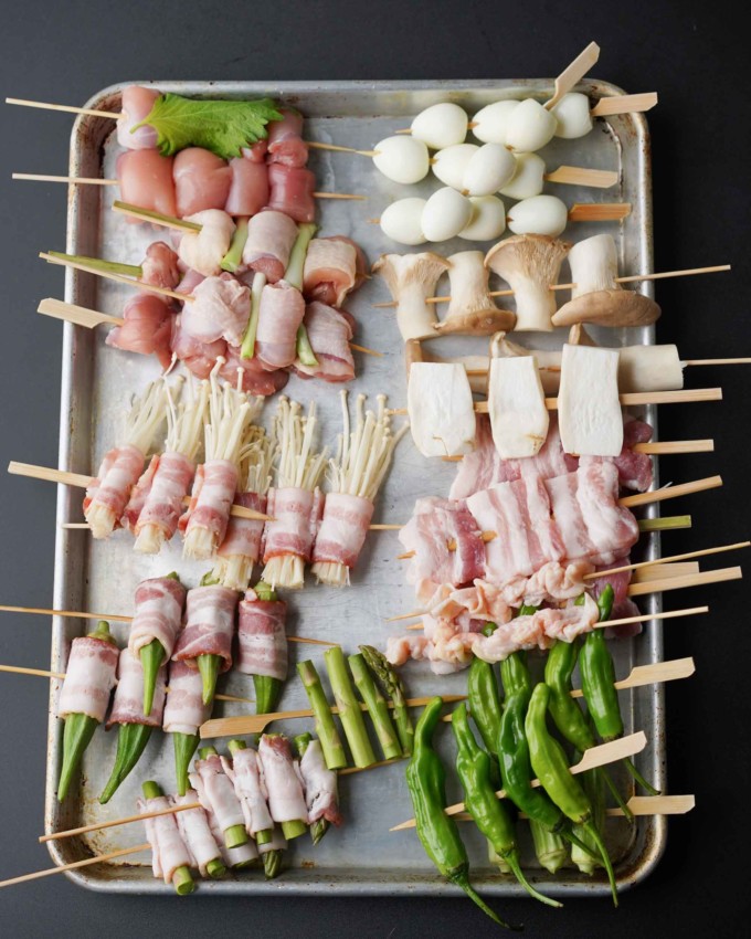 tray of skewered but uncooked yakitori