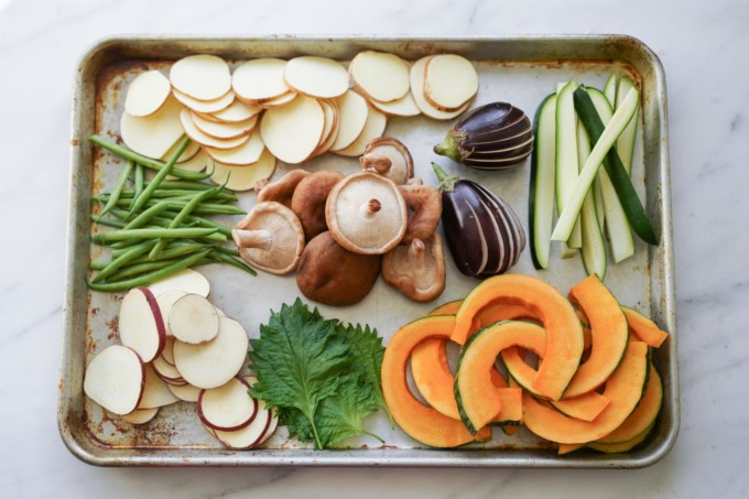 tray of uncooked vegetables