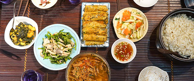 Viet food guide / dishes on dining table