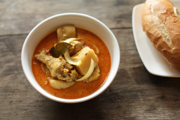 Vietnamese curry with a mini loaf of bread