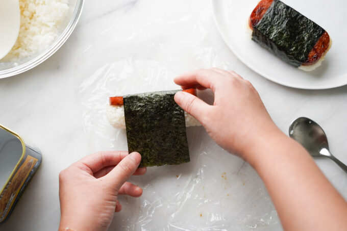 wrapping musubi in seaweed