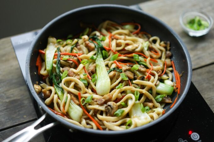 pan of cooked yaki udon